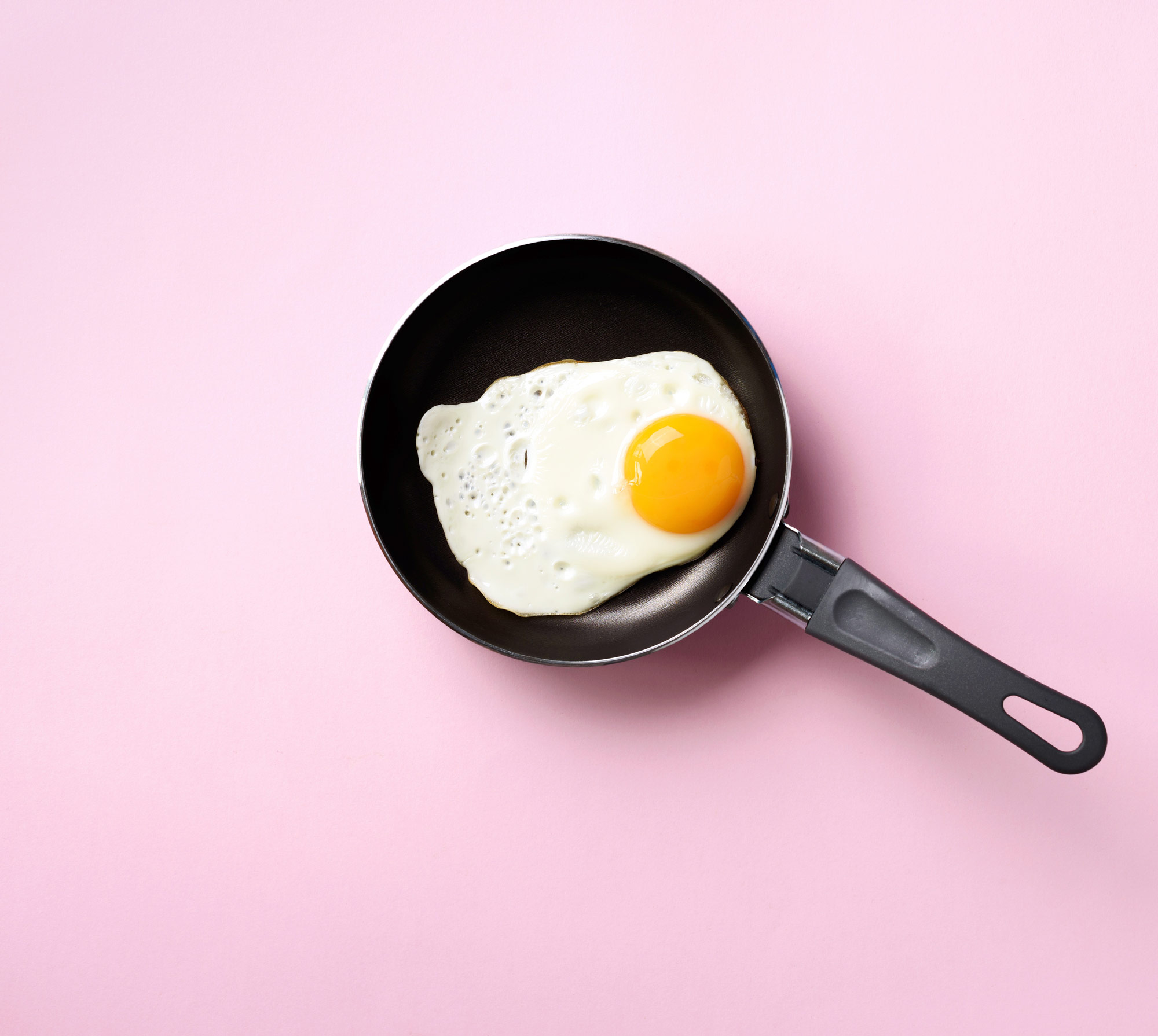 creative-food-concept-with-fried-egg-on-pan-over-p-2021-09-01-16-17-54-utc